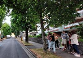 Varios vecinos se concentraron el miñercoles con la intención de paralizar los trabajos de tala de árboles prevista en la calle Alkate Mallona de Mundaka.