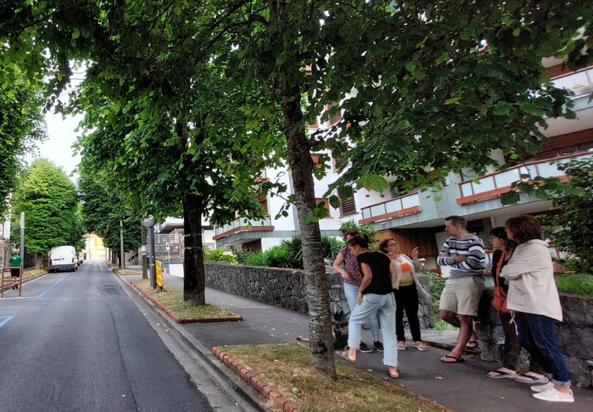 Varios vecinos se concentraron el miñercoles con la intención de paralizar los trabajos de tala de árboles prevista en la calle Alkate Mallona de Mundaka.