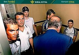 Escándalo. Leblanc, director del Tour, habla con miembros del equipo Festina.