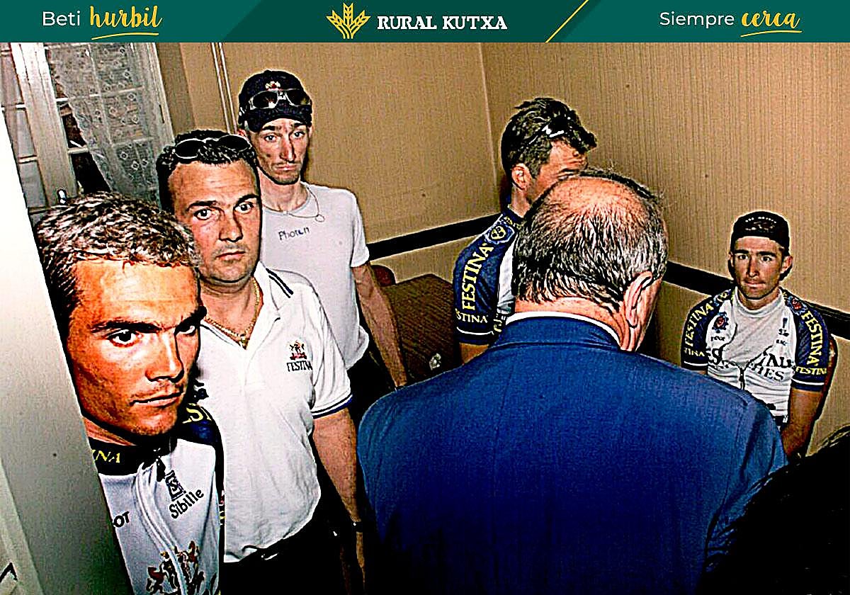 Escándalo. Leblanc, director del Tour, habla con miembros del equipo Festina.