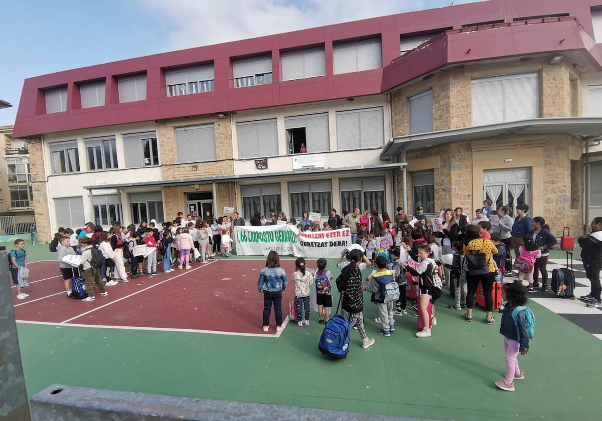 Todos los días hay concentración de protesta por la falta de medios en el colegio Mendialdea.