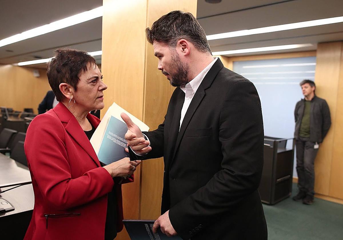 Mertxe Aizpurua y Gabriel Rufián conversan en una comisión del Congreso.