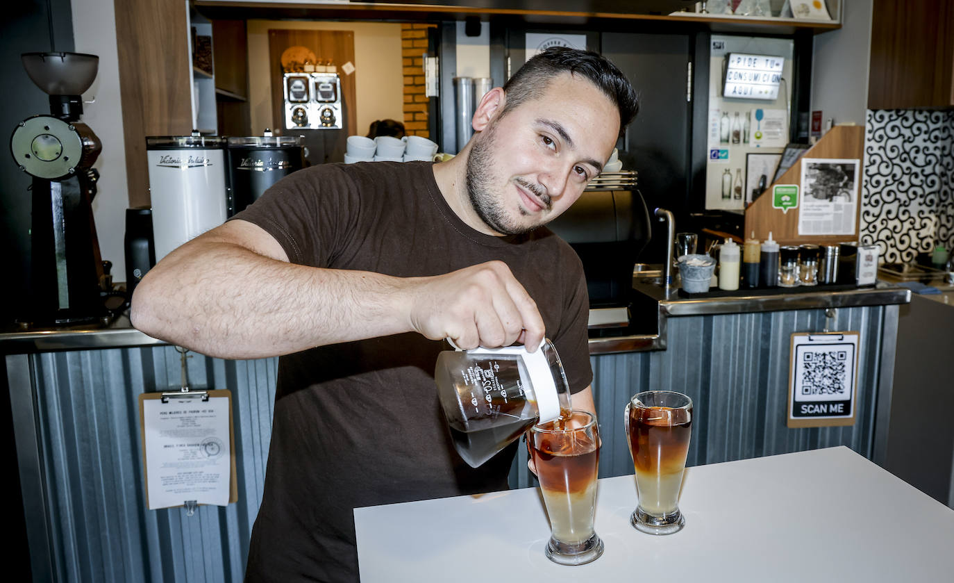 Fabián Rodríguez, barista, prepara el combinado ganador.