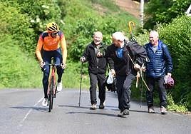 Fraile sube el último tramo de Pike Bidea mientras saluda a varios hombres que pasean por la zona.