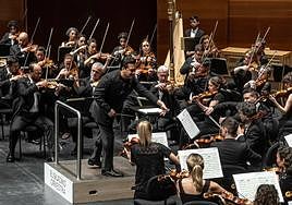 Robert Treviño, al frente de la EO durante el concierto de despedida de la temporada