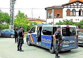 Una veintena de personas perteneciente al clan de Cuéllar ocupó la vivienda aledaña al Conservatorio de Música hace meses, causando molestias desde el primer momento.