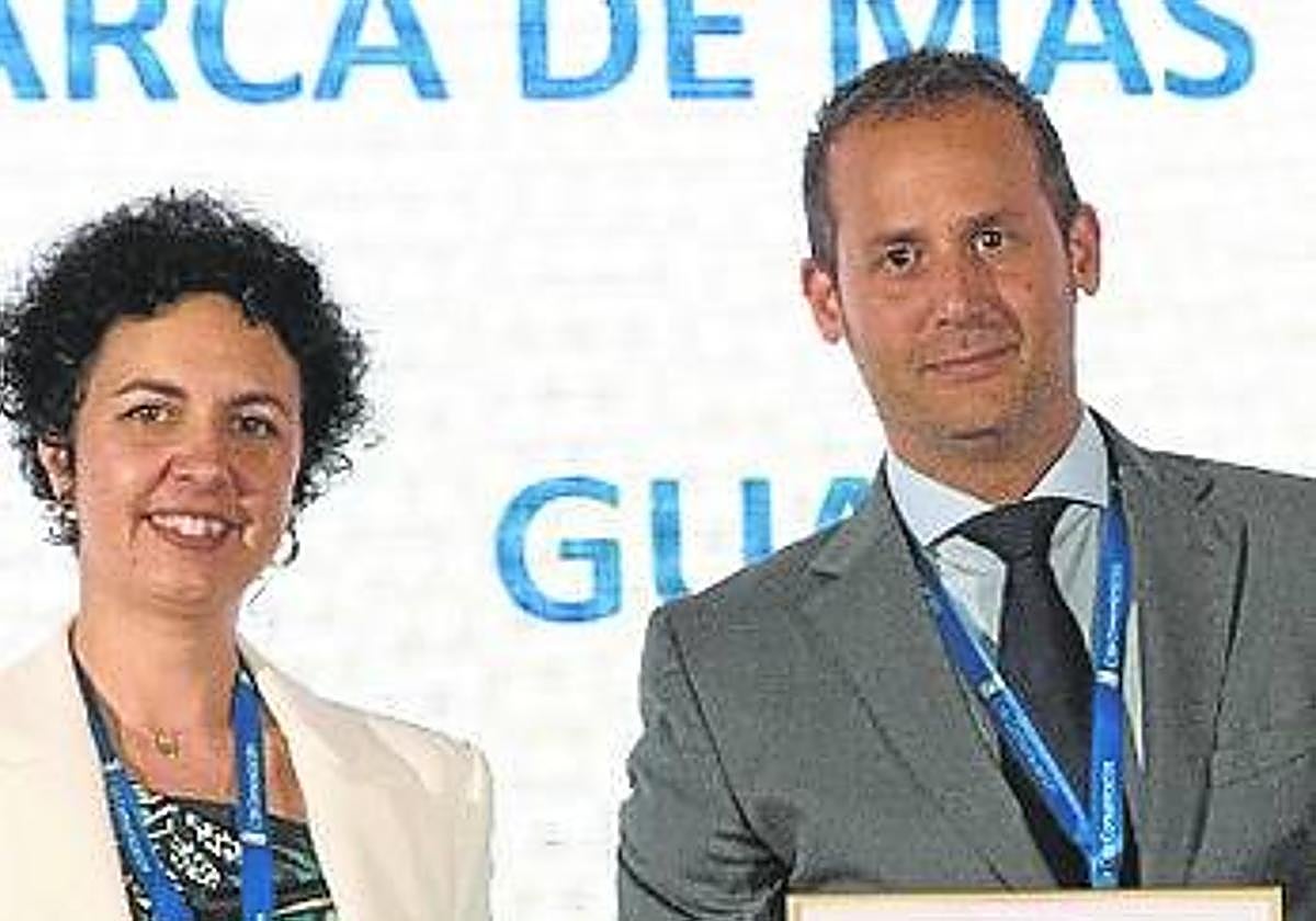 Rebeca Moneo e Íñigo de Argumosa, con los premios.