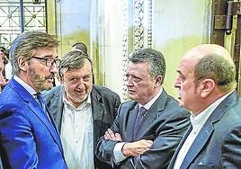 Oyarzabal habla con Ortuzar en presencia de Suso y Titos.