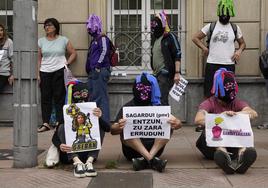 Un grupo de trabajadoras, sentadas frente al Parlamento vasco en Vitoria.