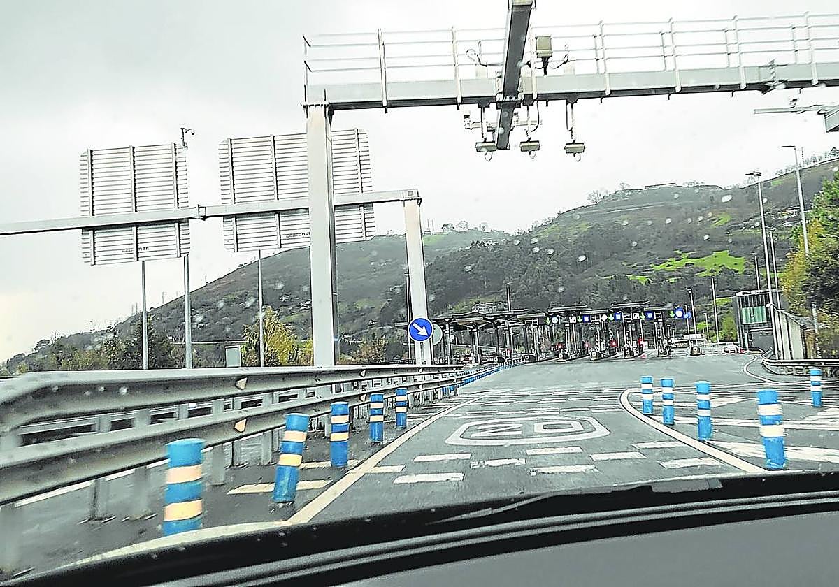 Un vehículo atraviesa uno de los pórticos que leen las matrículas y que forman parte del nuevo sistema de cobro mediante métodos telemáticos en exclusiva.