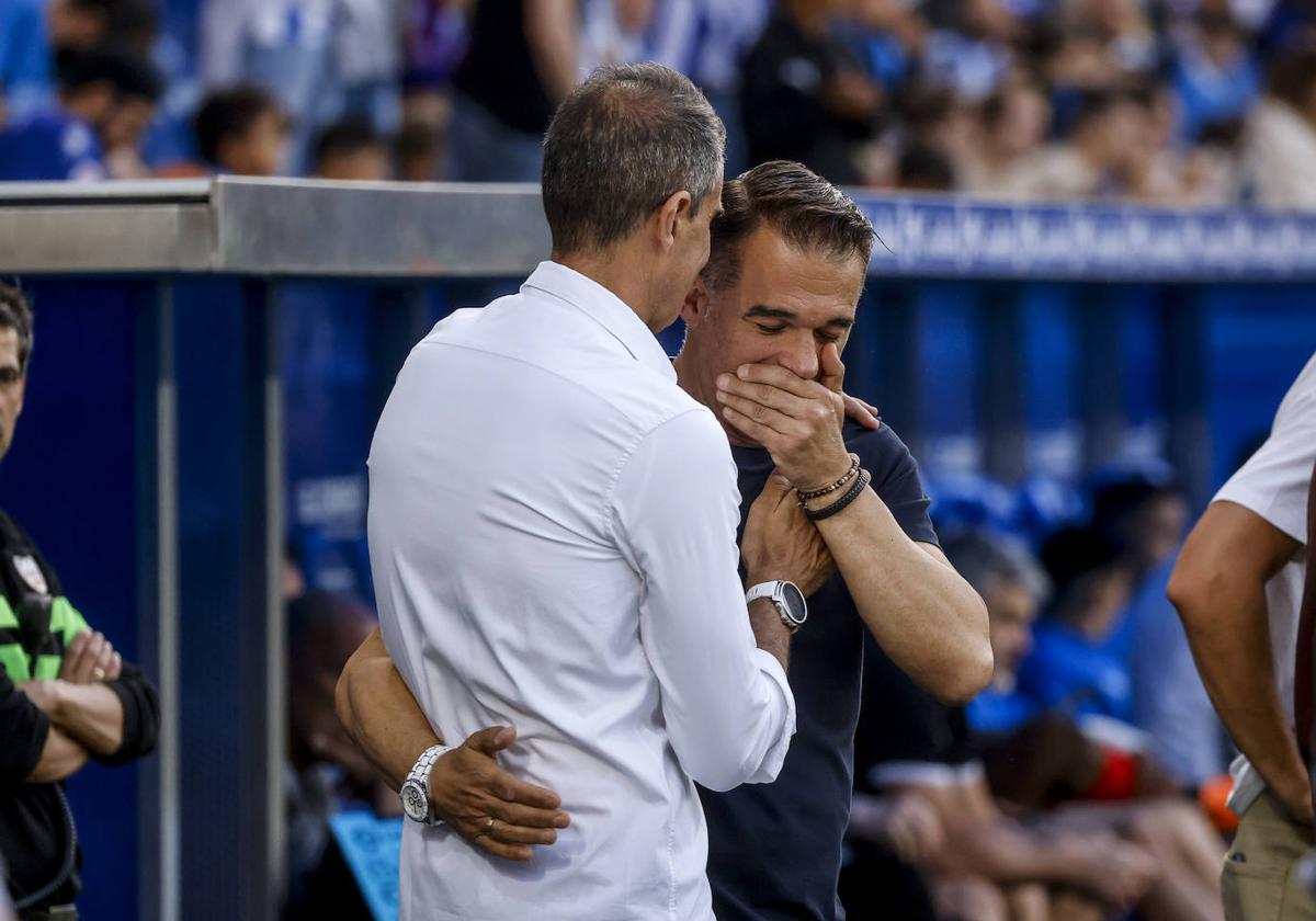 Garitano y Luis García comparten confidencias antes del partido.