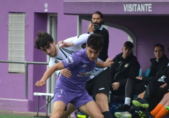 Un jugador del Santurtzi pugna por un balón.