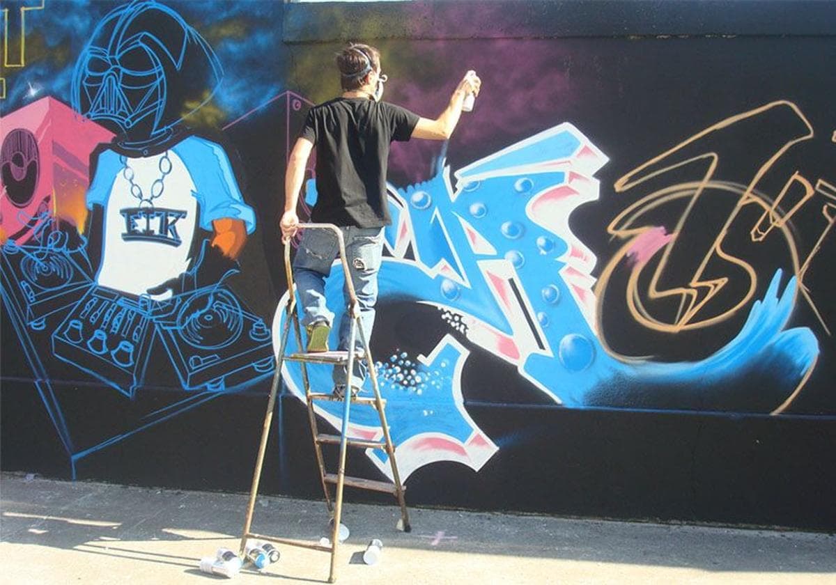 «Cada vez hay más personas que nos piden grafitis y murales en sus negocios»