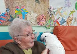 Las aves ayudan a los mayores de la residencia de Lekeitio a sentirse mejor al pasar a ser cuidadores.