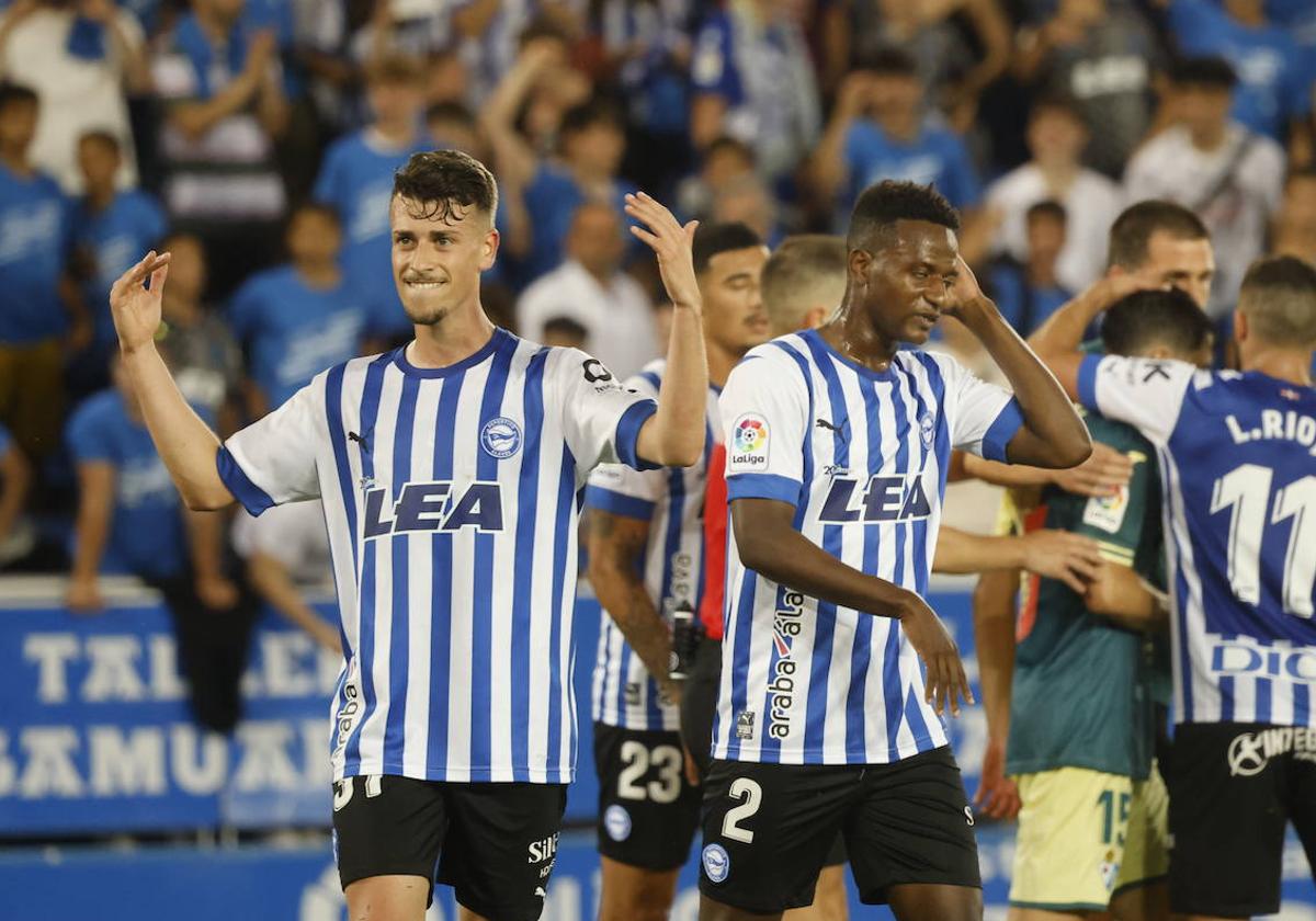 Antonio Blanco arenga a la grada tras el triunfo ante el Eibar.