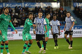 Miguel busca posición de remate ante Róber Pier (Levante).