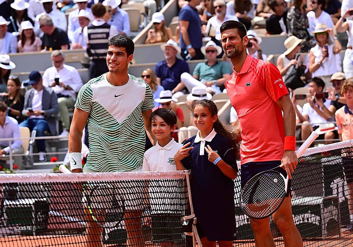 Carlos Alcaraz y Novak Djokovic posan antes del partido.
