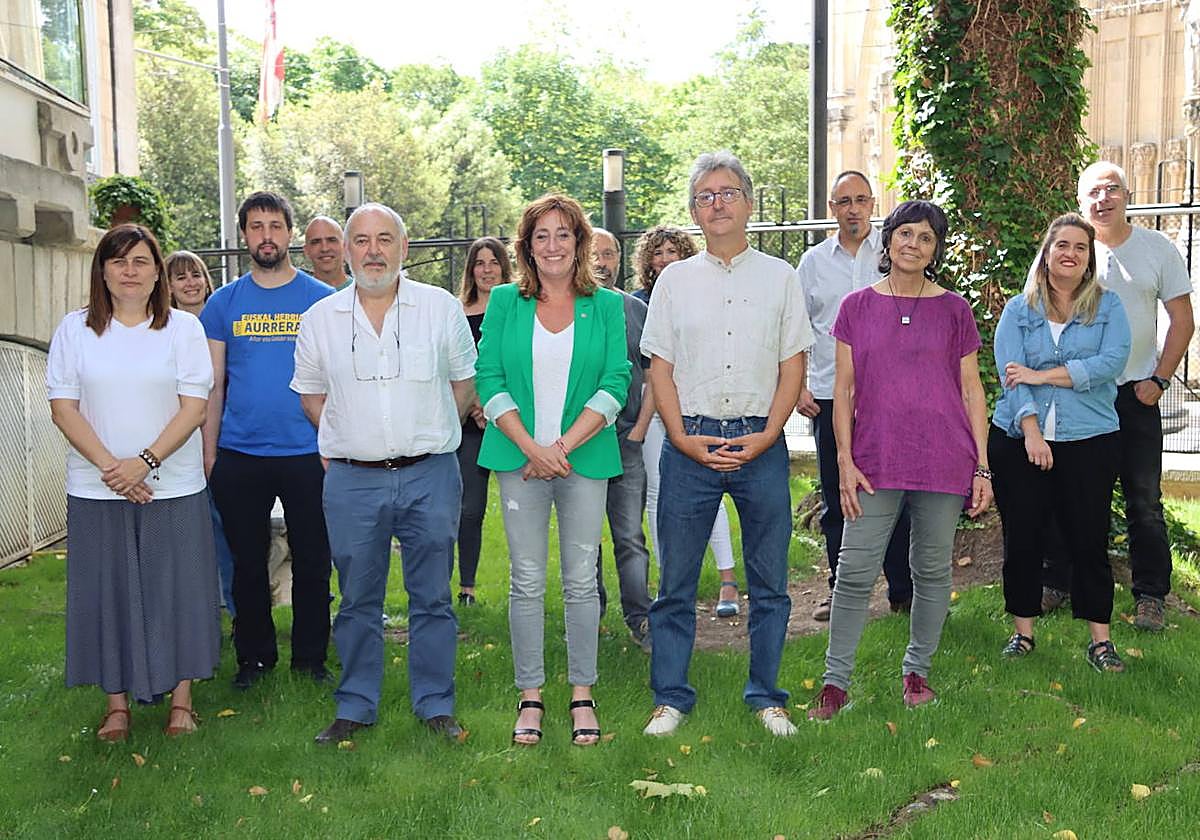 El grupo juntero de EH Bildu al completo con Eva López de Arroyabe a la cabeza.