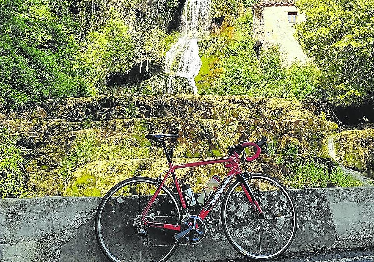 La cascada de Orbaneja deslumbra al paseante.