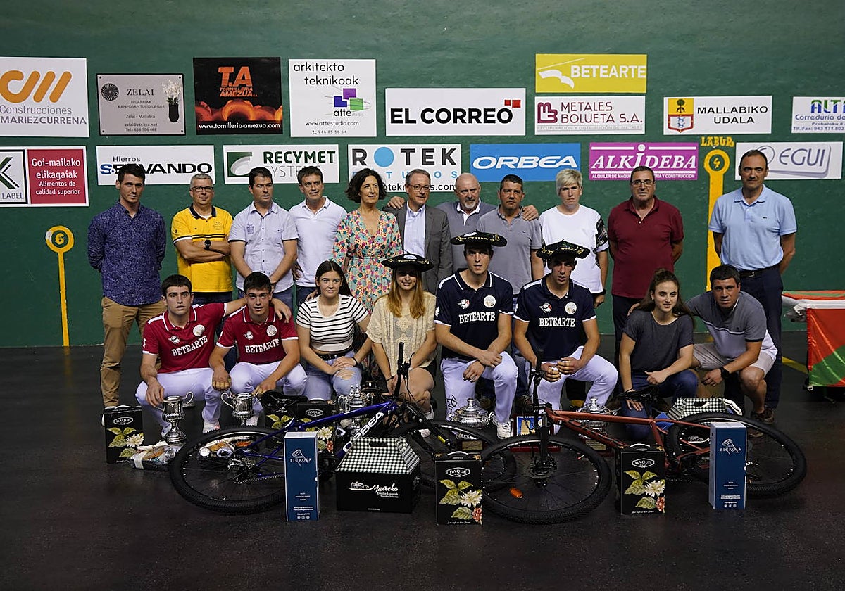Los finalistas y Miren Larrarte, que recibió el premio a la deportividad, acompañados los organizadores, representantes institucionales y de las empresas de pelota y patrocinadores.