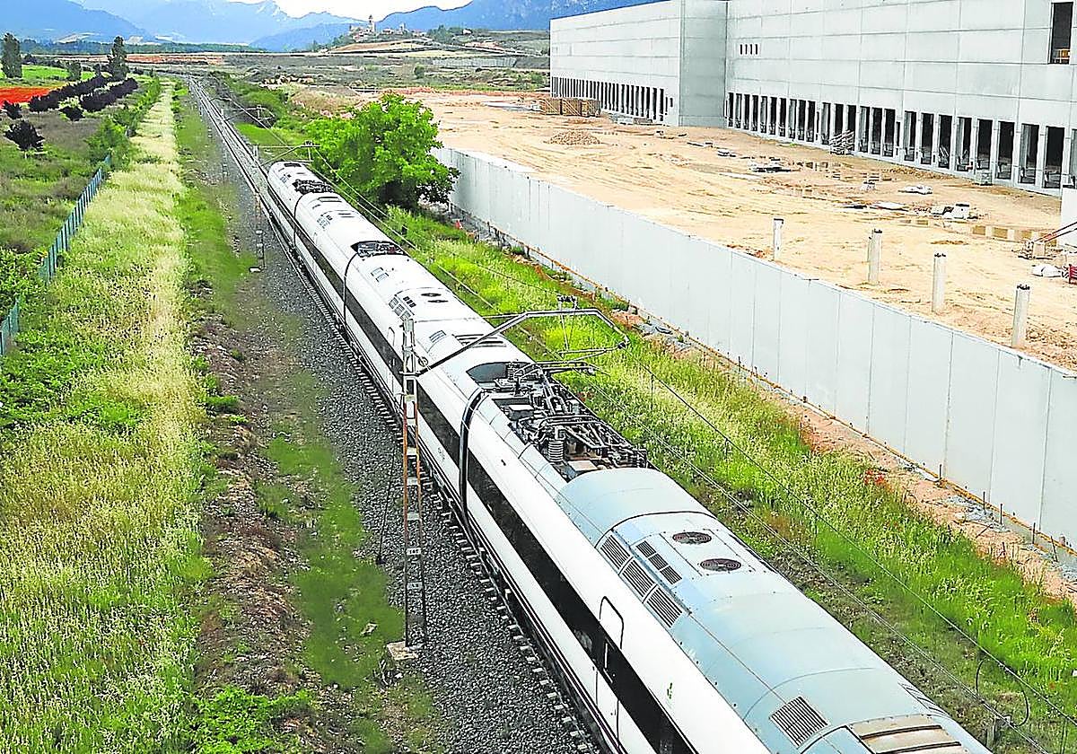 Únicamente un tren Alvia en casa sentido circula a diario entre Miranda y Logroño.