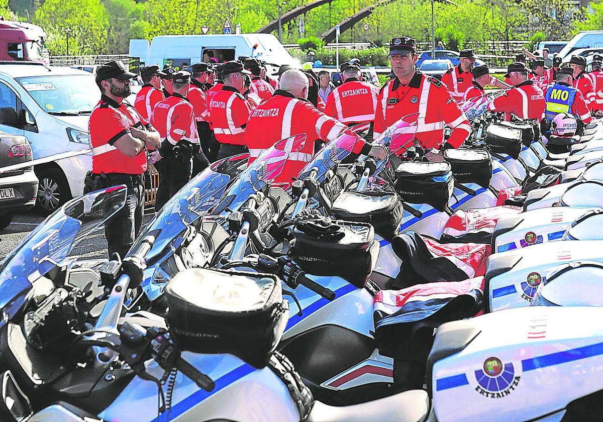 Imagen del dispositivo policial organizado en la Itzulia, la vuelta ciclista al País Vasco.