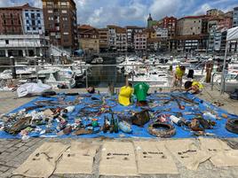 Parte de los desechos recogidos, expuestos en el puerto de Bermeo.