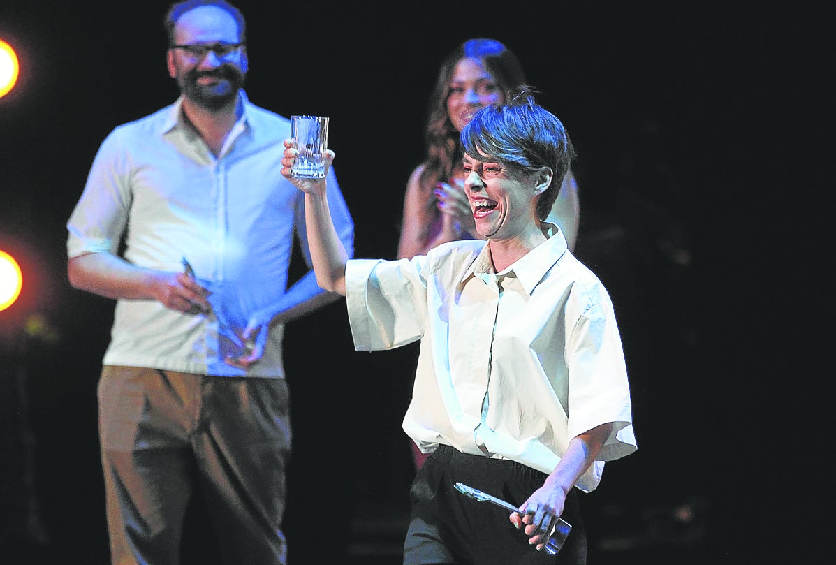 Estíbaliz Urresola, brindando con tequila en el Festival Internacional de Cine de Guadalajara.