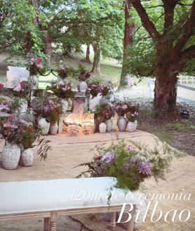 Imagen secundaria 2 - El pasillo por el que los novios han llegado al altar donde se han dado el sí quiero, un lugar repleto de velas y flores.