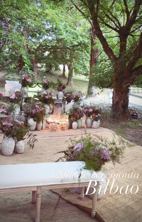 El altar, con sus flores.