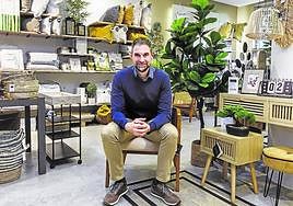 Tercera generación. Mikel Castaño lleva 20 años al frente de Cotton Artean, un proyecto de distribución de productos textiles para el hogar con 80 años de historia.