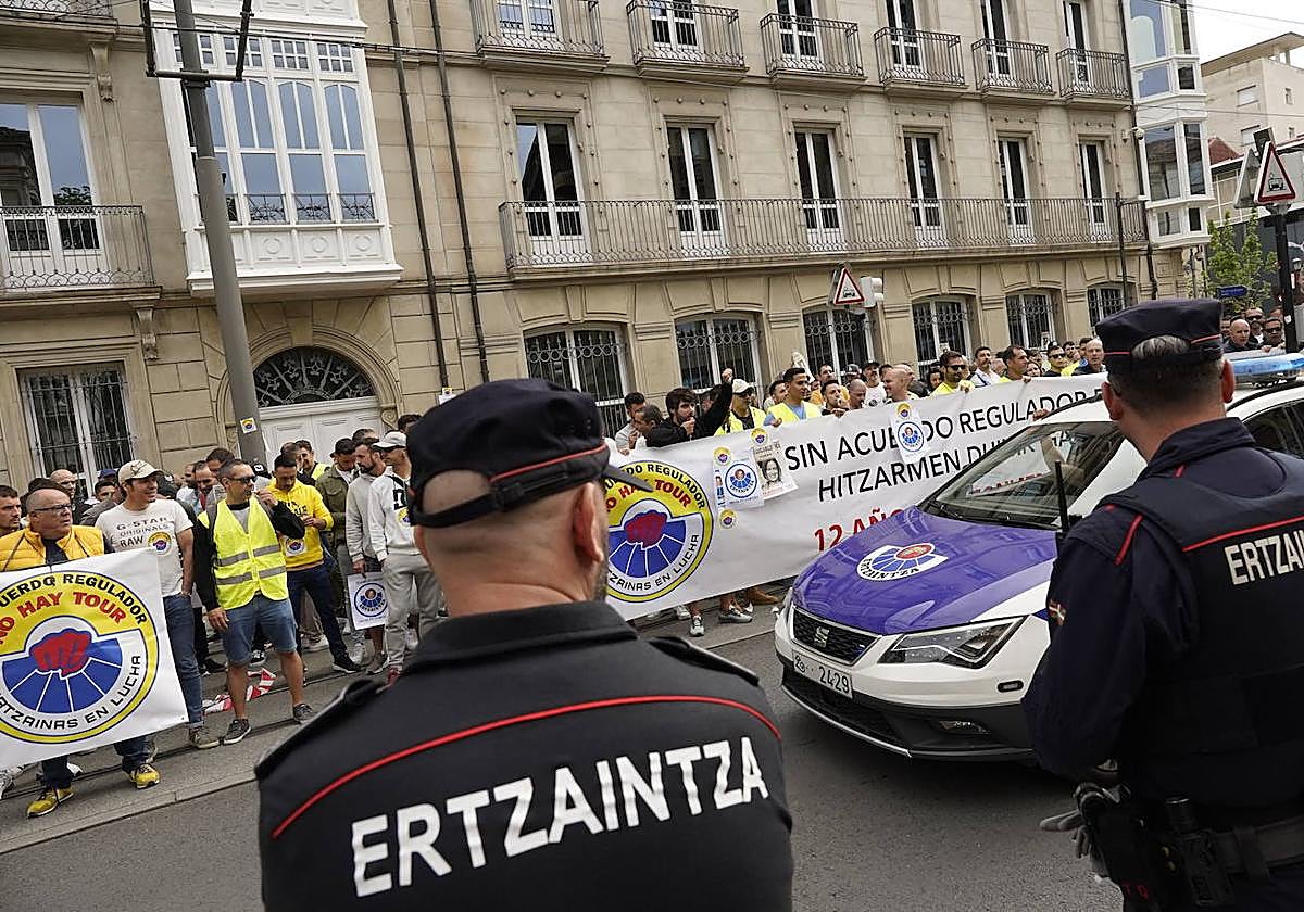 Protesta anterior de ertzainas ante el Parlamento vasco.