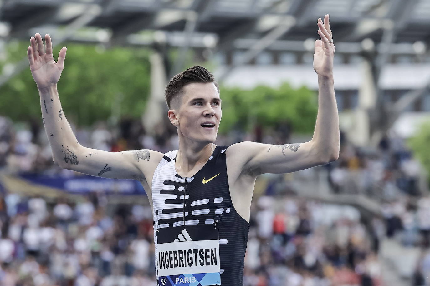 Jakob Ingebrigtsen celebra su registro en las dos millas.