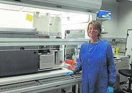 La científica mirandesa en el laboratorio universitario en el que trabaja.