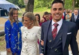 El jugador del Athletic Dani García y su pareja, Naroa Peñagarikano, han celebrado este sábado su boda en Bizkaia. Sobre estas líneas, la novia con su padre.