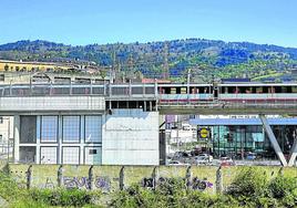 Una unidad de Metro Bilbao atraviesa el viaducto situado junto a la estación de Bolueta, uno de los puentes que requieren de una importante reparación en sus vías.