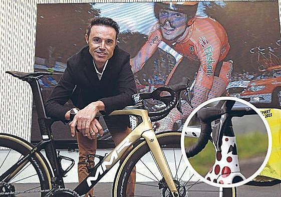 Samuel Sánchez posa con una imagen suya del Tour detrás y junto al maillot de embajador de L'Etape. En pequeño, detalle de la bici que usará mañana en Bilbao.