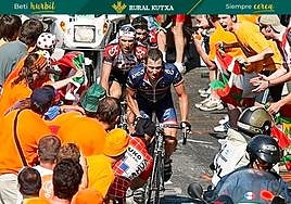 Afición. Seguidores del Euskaltel animan en La Mongie durante el Tour de 2004.
