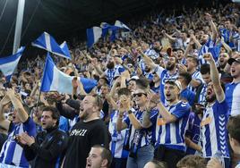 La hinchada albiazul anima al Deportivo Alavés ante el Levante.