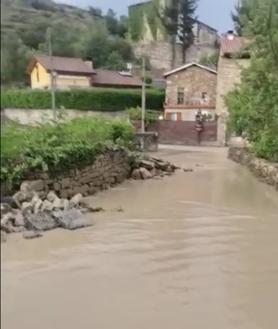 Imagen secundaria 2 - En Puentelarra el agua ha entrado en algunas viviendas.