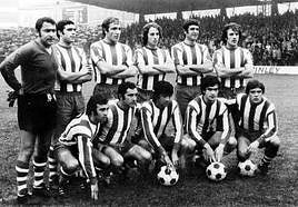 24-11-1974. Oviedo-Alavés (1-0). De arriba a abajo y de izquierda a derecha: Alarcia, Frutos, Montejo, Español, Moreno y Catalán. Pana, Aranbarri, Fernando Aranburu, Álava y Cruz