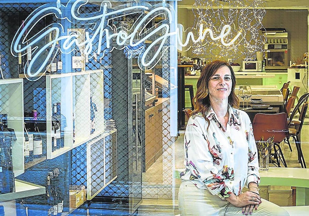 La empresaria posa en Gastro Gune, su personalísima apuesta en la Correría, en pleno Casco Viejo y al lado de su tienda de delicatessen.