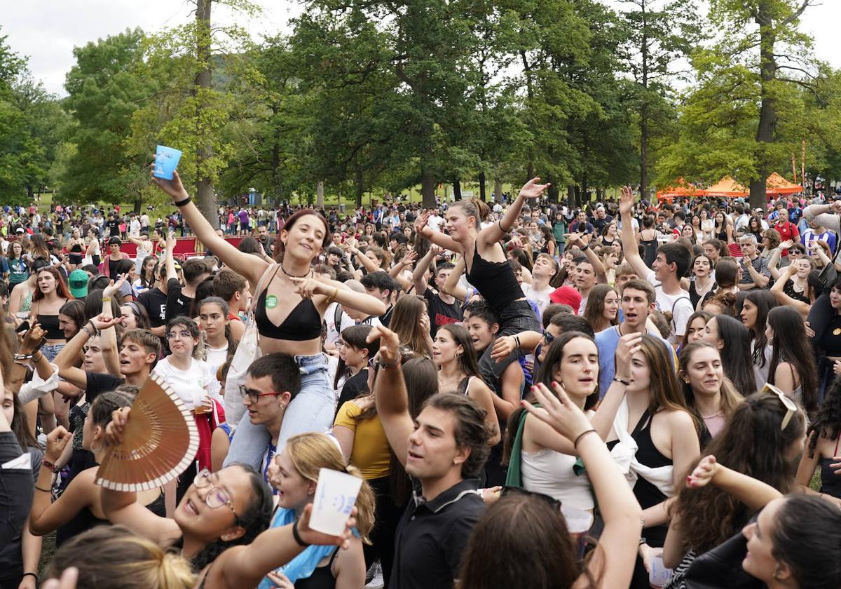 Los jóvenes también se han sumado a la fiesta de las ikastolas.