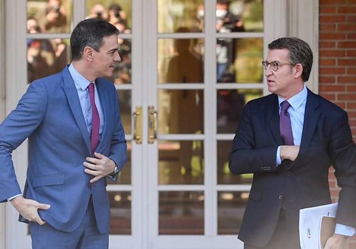 Sánchez y Feijóodurante una reunión en la Moncloa como presidente y jefe de la oposición.