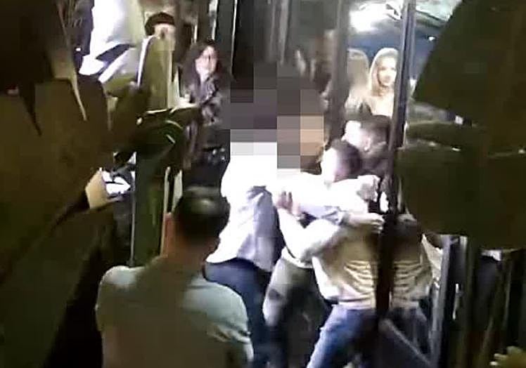 Otro momento de la pelea captado por las cámaras del restaurante.