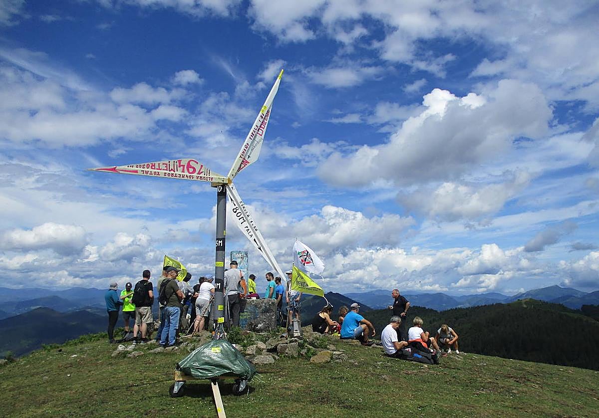 Mendiak Bizirik organizó el sábado pasado una subida de protesta a la cima del monte Jesuri.