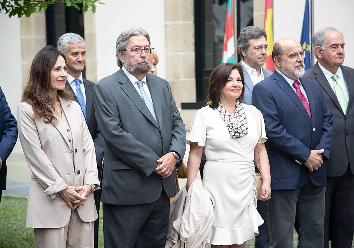 El Ararteko, entre Bakartxo Tejeria, presidenta del Parlamento vasco, y Despina Chatzivassiliou-Tsovilis, secretaria general de la Asamblea Parlamentaria del Consejo de Europa.