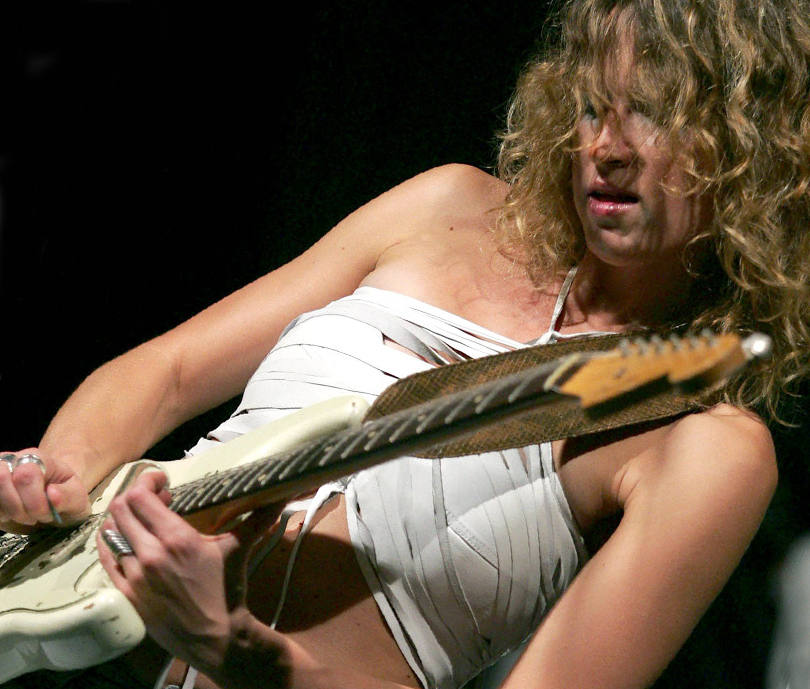 Imagen - Ana Popovic a la guitarra.