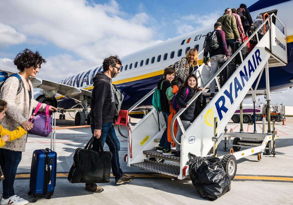 Viajeros en el aeropuerto de Vitoria.