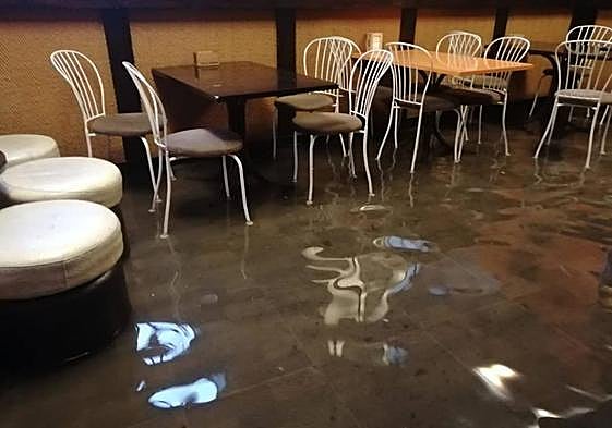 Foto del interior del bar Narú, inundado este lunes tras el tremendo aguacero registrado en Balmaseda.